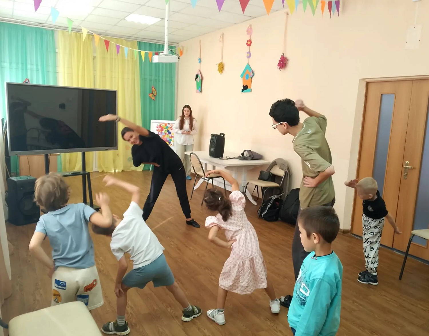 Приняли участие в танцевальном мастер – классе «Музыкальная ритмика»