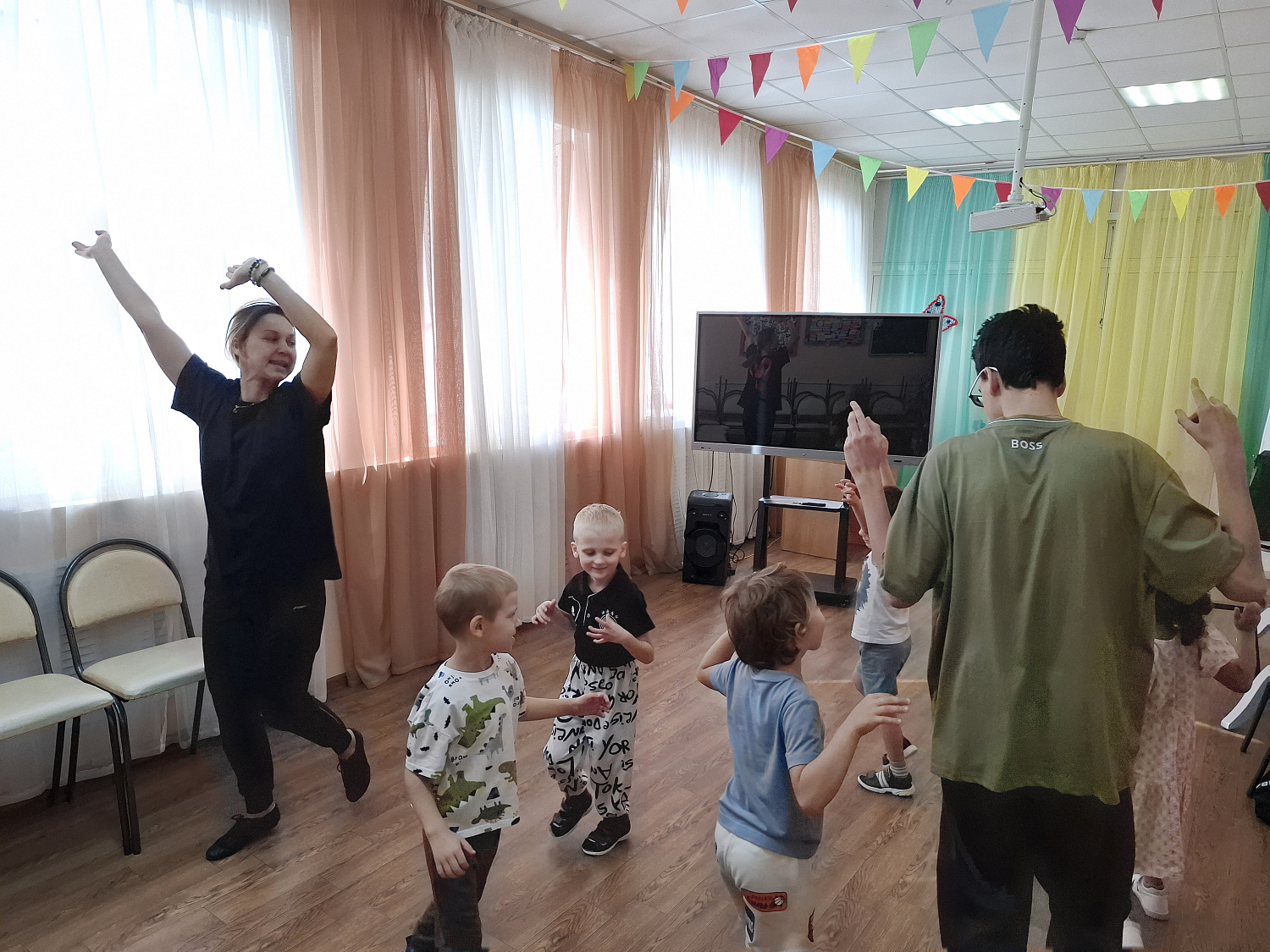 Приняли участие в танцевальном мастер – классе «Музыкальная ритмика»